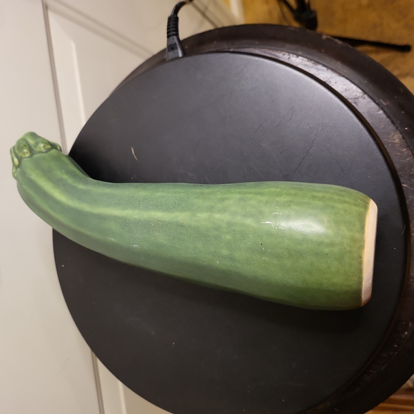 Matte Green Zucchini Ceramic Vase Signed Patricia Garrett 9.3" - Picture 8 of 10